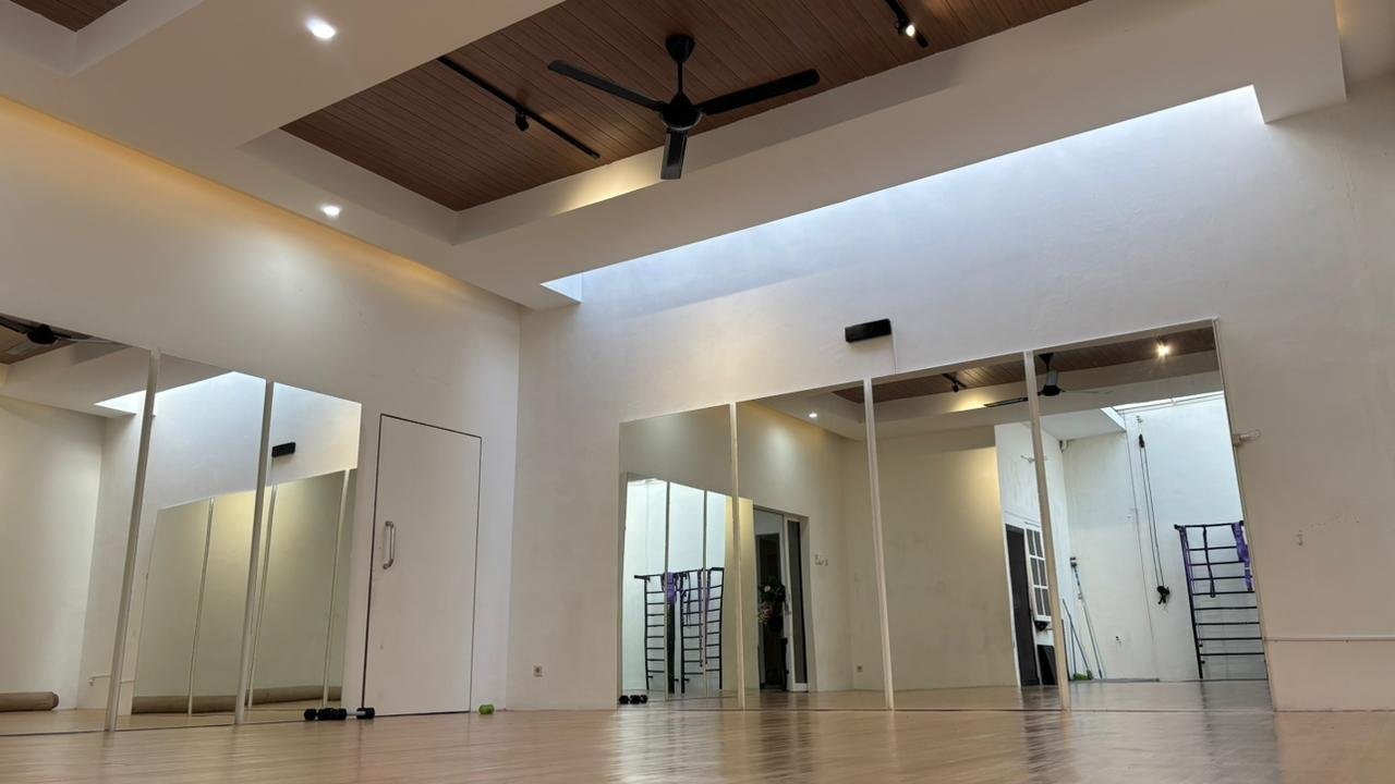 Kelas Group Class pilates wanita di NIKIFIT – suasana kebersamaan