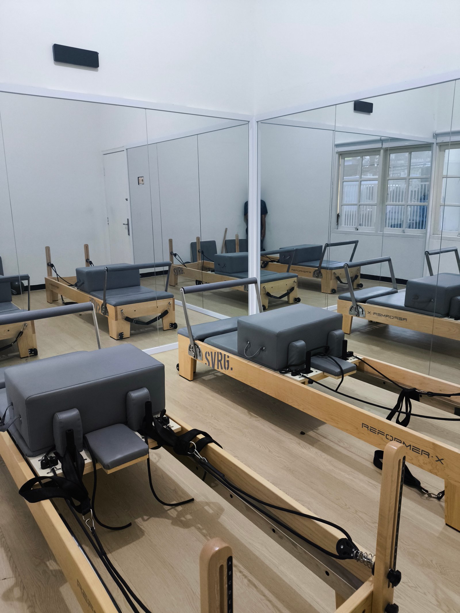 Instruktur pilates bersertifikat NIKIFIT membimbing member